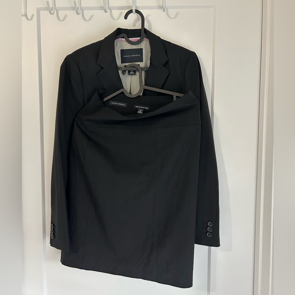 Banana Republic Classic Black Blazer size 4P and matching skirt size 4, EUC